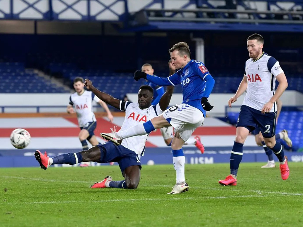 Everton un Tottenham sarīko vārtu birumu, grandi soļo tālāk, Manchester City uzstāda jaunu rekordu