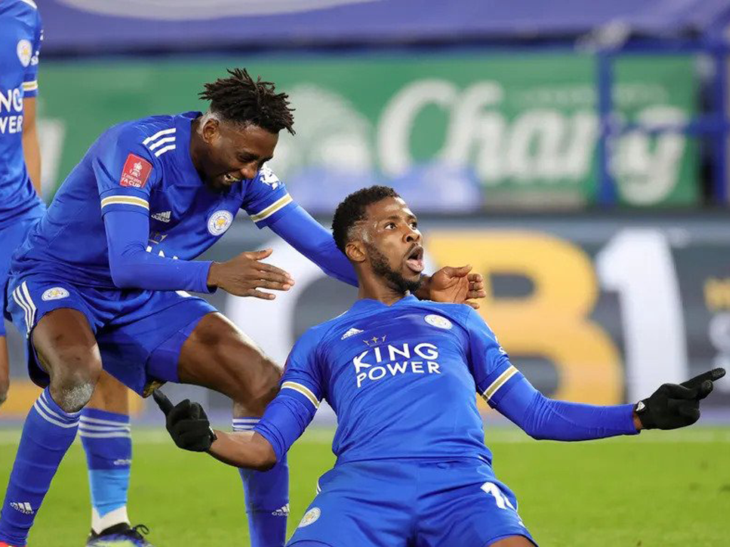 Leicester City pārspēj Manchester United komandu un iekļūst pusfinālā