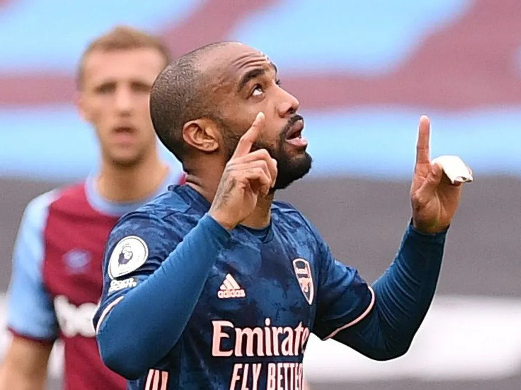 Arsenal atspēlē trīs vārtu deficītu, Tottenham pietuvojas Top-4