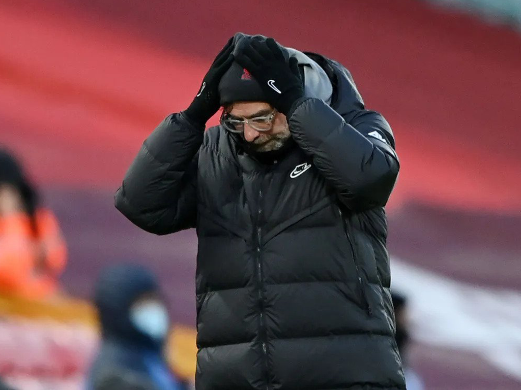 Alisons uzdāvina uzvaru Manchester City, trilleris Old Trafordā, draudi spēlētājiem un tiesnesim